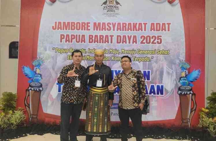 Ketua KKLR Papua Barat Daya, Brury didampingi Sekretaris KKLR PBD dan Tokoh Pemuda Luwu Raya PBD