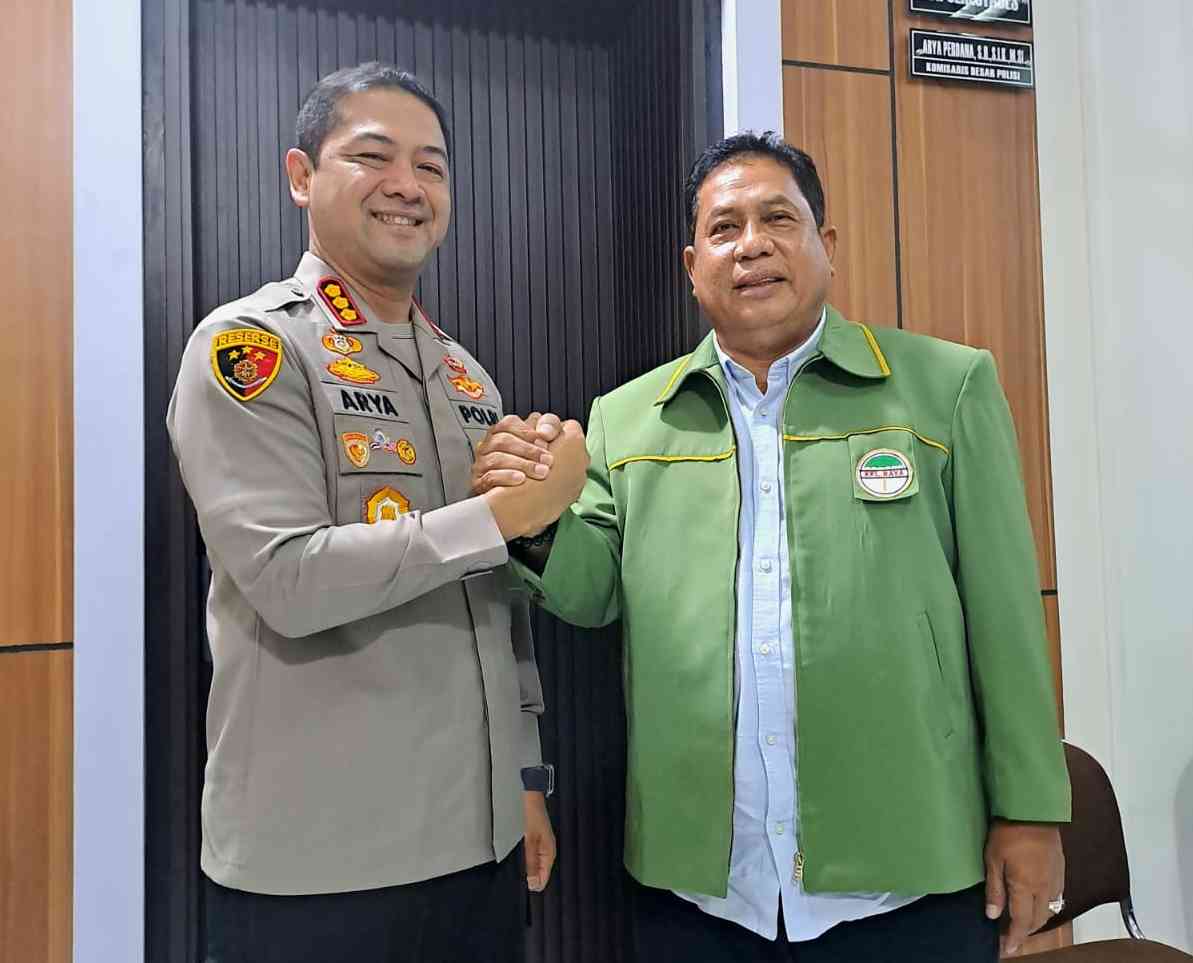 Ketua KKLR Sulsel Ir Hasbi Syamsu Ali salam komando dengan Kapolrestabes Makassar, Kombes Pol Arya Perdana (Foto: Dok KKLR Sulsel)