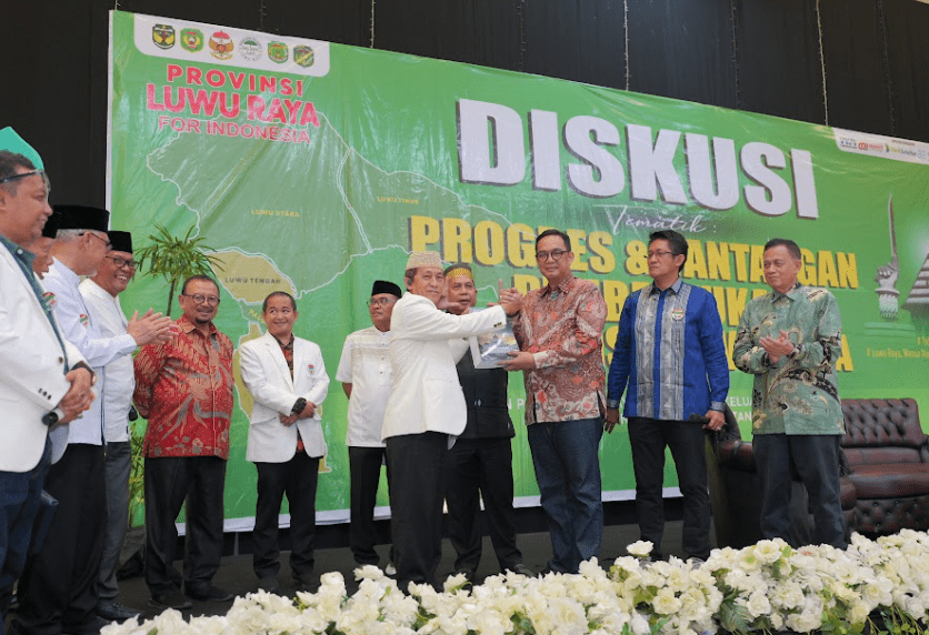 Penyerahan Kajian Unanda ke Ketua BPP DOB Provinsi Luwu Raya