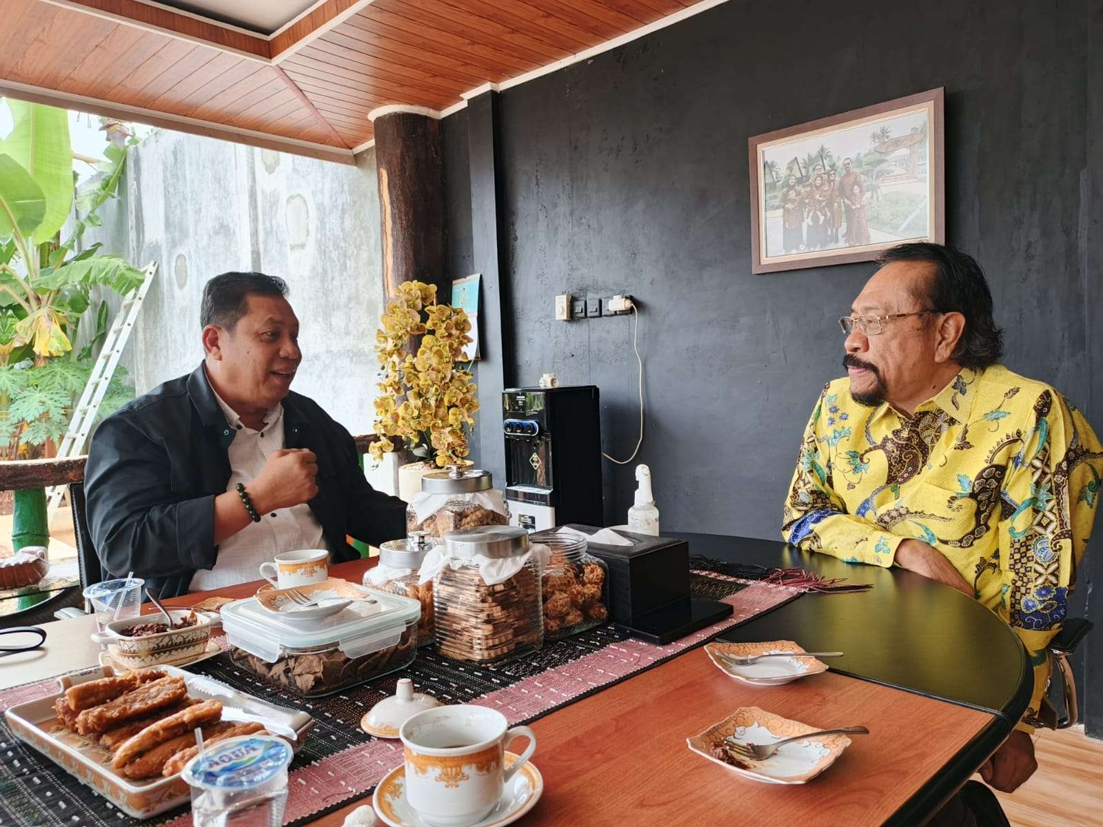 Arsyad Kasmar berbincang santai dengan Hasbi Syamsu Ali, Ketua BPW KKLR Sulsel di kediamannya di Bambu Apus Jakarta Timur.